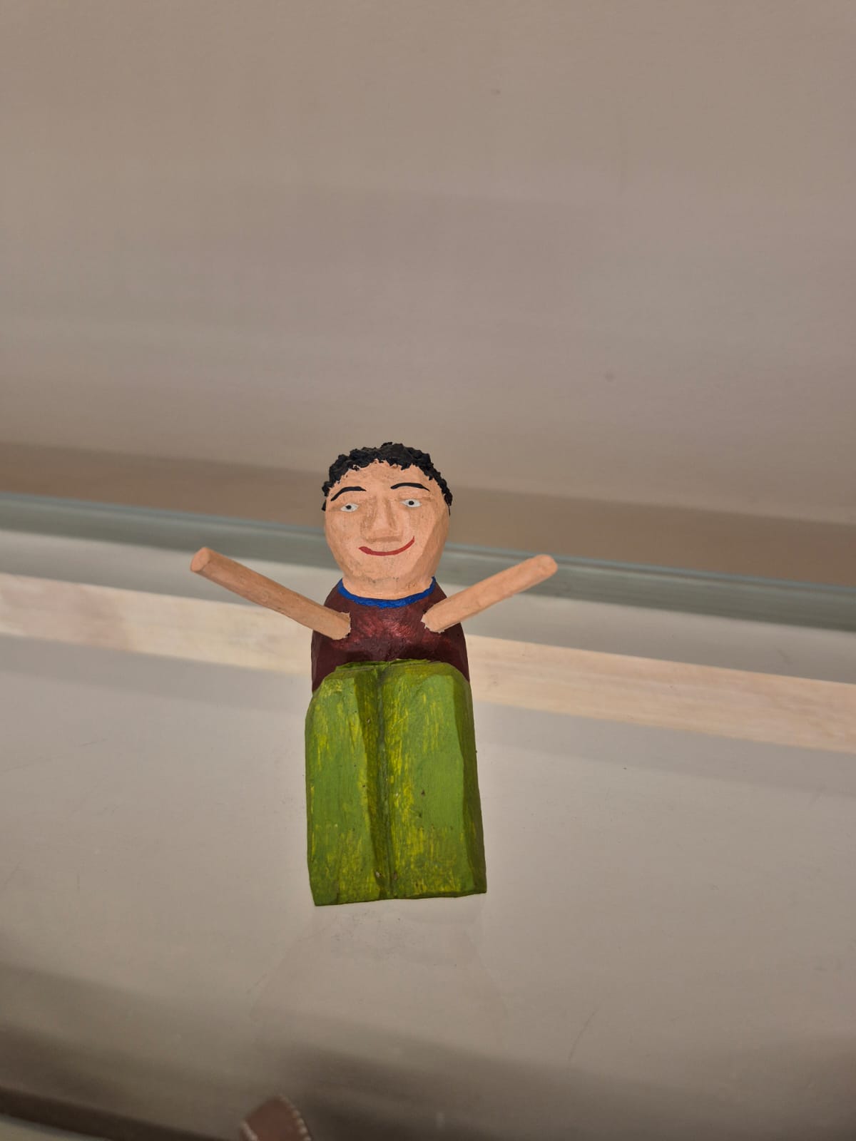 BONECO SENTADO