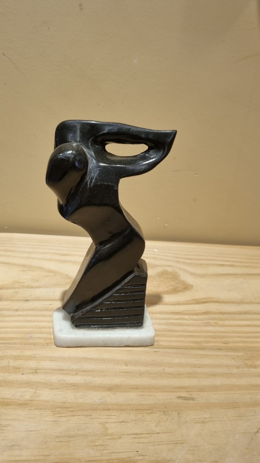 ESCULTURA MULHER PRETA DE PEDRA